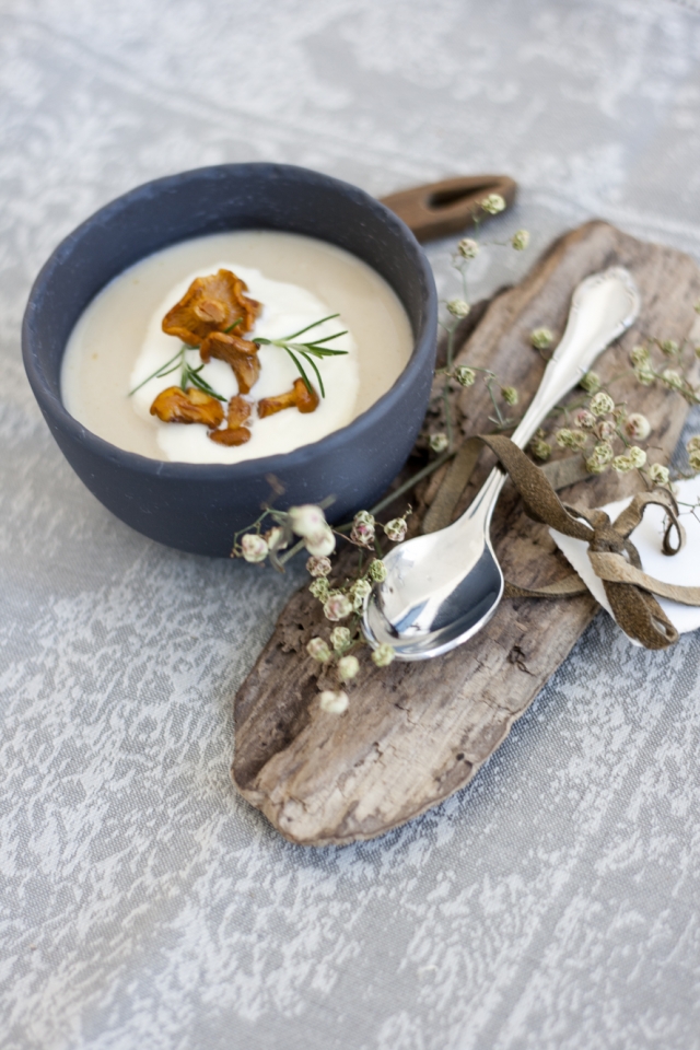 Das Bild stellt eine Selleriecremesuppe mit Eierschwammerl dar