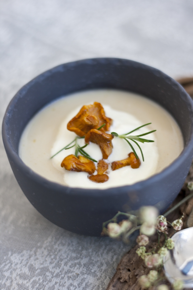 Das Bild zeigt eine Selleriecremesuppe mit Eierschwammerl