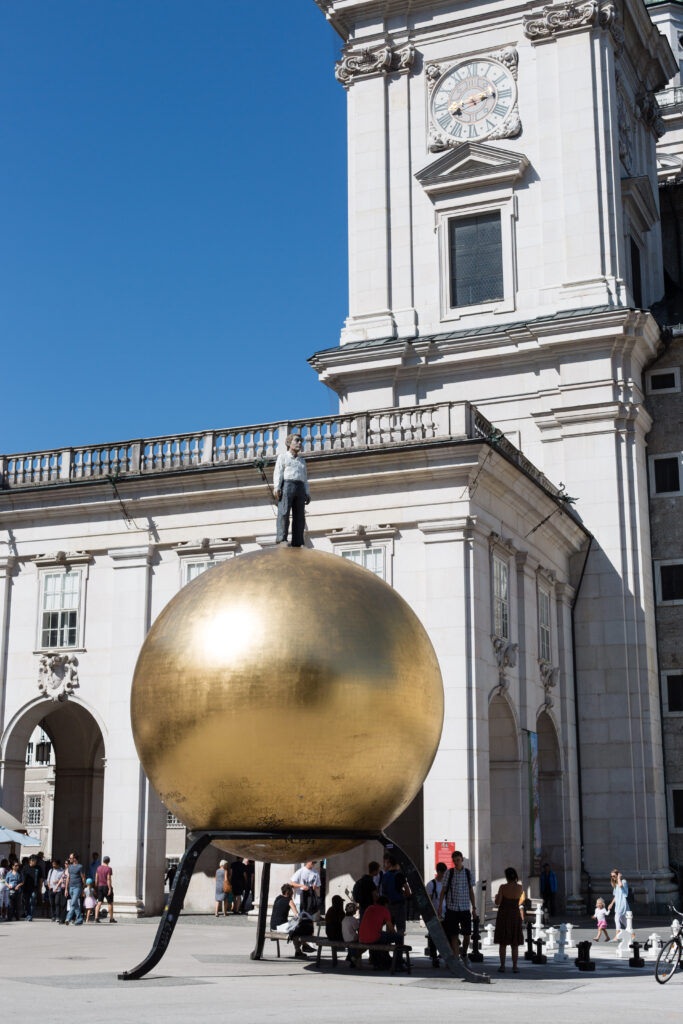 Mann auf Goldener Kugel